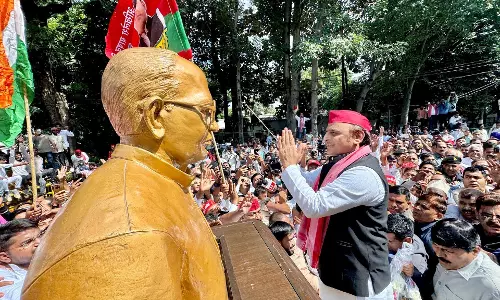 अखिलेश के जेपीएनआईसी जाने को लेकर सियासत गरमाई, रोड पर हो रहा हाईवोल्टेज ड्रामा