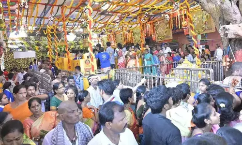 Andhra Pradesh: दुर्गा मंदिर में दूसरे दिन भी भारी भीड़ जारी रही