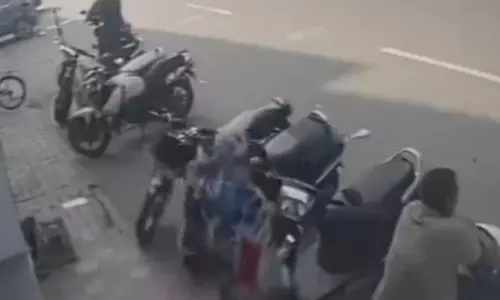 दिनदहाड़े 28 KG चांदी की लूट का LIVE वीडियो, सीसीटीवी में महिला की करतूत रिकॉर्ड दिनदहाड़े 28 KG चांदी की लूट का LIVE वीडियो, सीसीटीवी में महिला की करतूत रिकॉर्ड