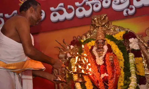 Andhra Pradesh: नवरात्रि दर्शन के लिए दुर्गा मंदिर में उमड़े श्रद्धालु Andhra Pradesh: नवरात्रि दर्शन के लिए दुर्गा मंदिर में उमड़े श्रद्धालु