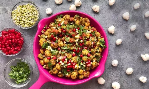 makhana chaat: नाश्ते में बनाना है कुछ हल्का तो बनाए हेल्दी मखाना चांट