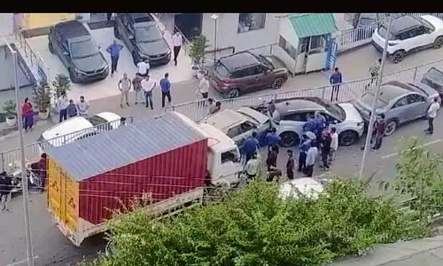 Himachal: तेज रफ्तार ट्रक ने शोरूम के बाहर खड़ी कारों को नुकसान पहुंचाया