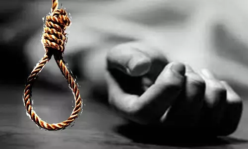 Pithoragarh: युवक ने फंदे से लटक कर दे दी जान, पुलिस मौके पर पहुंची Pithoragarh: युवक ने फंदे से लटक कर दे दी जान, पुलिस मौके पर पहुंची