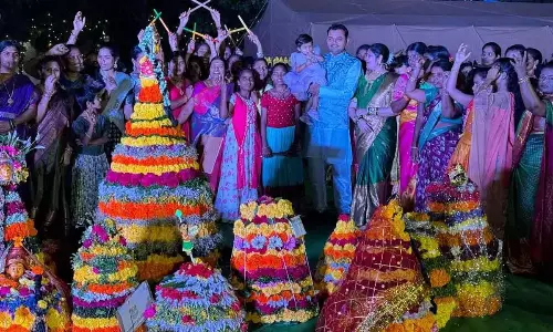 Telangana: पुलिस परेड ग्राउंड में भव्य बथुकम्मा समारोह आयोजित किया Telangana: पुलिस परेड ग्राउंड में भव्य बथुकम्मा समारोह आयोजित किया