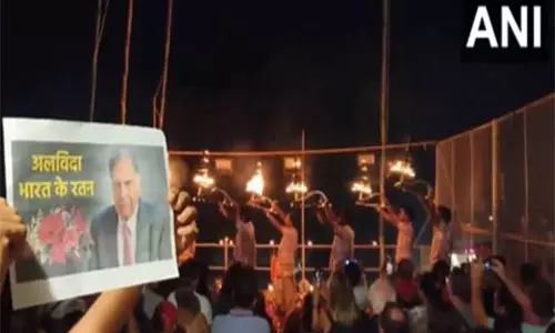 UP: वाराणसी के दशाश्वमेध घाट पर गंगा आरती के दौरान रतन टाटा को दी गई श्रद्धांजलि UP: वाराणसी के दशाश्वमेध घाट पर गंगा आरती के दौरान रतन टाटा को दी गई श्रद्धांजलि