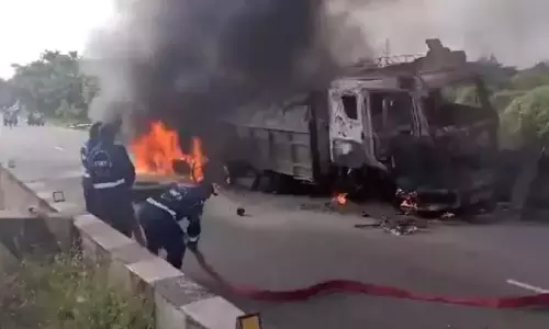 हैदराबाद-विजयवाड़ा हाईवे पर लॉरी में लगी आग हैदराबाद-विजयवाड़ा हाईवे पर लॉरी में लगी आग