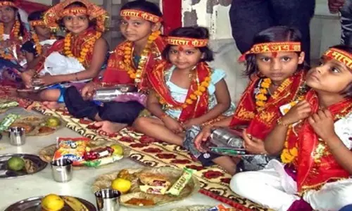 Kanya Poojan के दौरान भूलकर भी न करें ये गलतियां, सुख शांति हो जाएगा खत्म Kanya Poojan के दौरान भूलकर भी न करें ये गलतियां, सुख शांति हो जाएगा खत्म