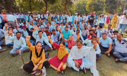 बकाया राशि नहीं मिलने पर PGI अटेंडेंट हड़ताल पर