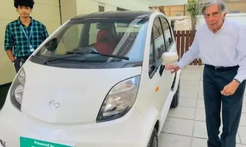 जब रतन टाटा को नैनो इलेक्ट्रिक में देखा गया जब रतन टाटा को नैनो इलेक्ट्रिक में देखा गया