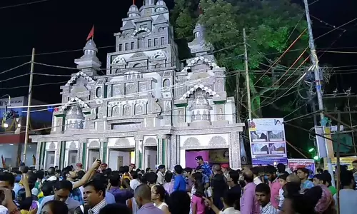 Assam : देमो में देवी दुर्गा का आशीर्वाद लेने के लिए पूजा पंडालों में उमड़ी श्रद्धालुओं की भीड़