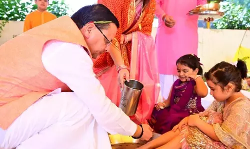 Dehradun: सीएम धामी ने नवमी पर किया कन्या पूजन
