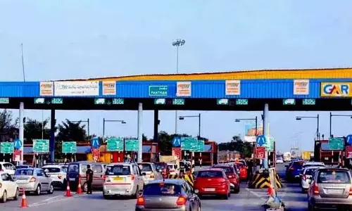 Telangana: पंथांगी टोल प्लाजा पर 1 किलोमीटर तक वाहनों का जाम Telangana: पंथांगी टोल प्लाजा पर 1 किलोमीटर तक वाहनों का जाम
