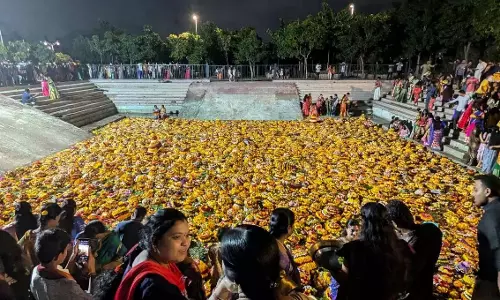 Telangana: बाथुकम्मा के साथ हुसैनसागर रंगीन हो गया Telangana: बाथुकम्मा के साथ हुसैनसागर रंगीन हो गया
