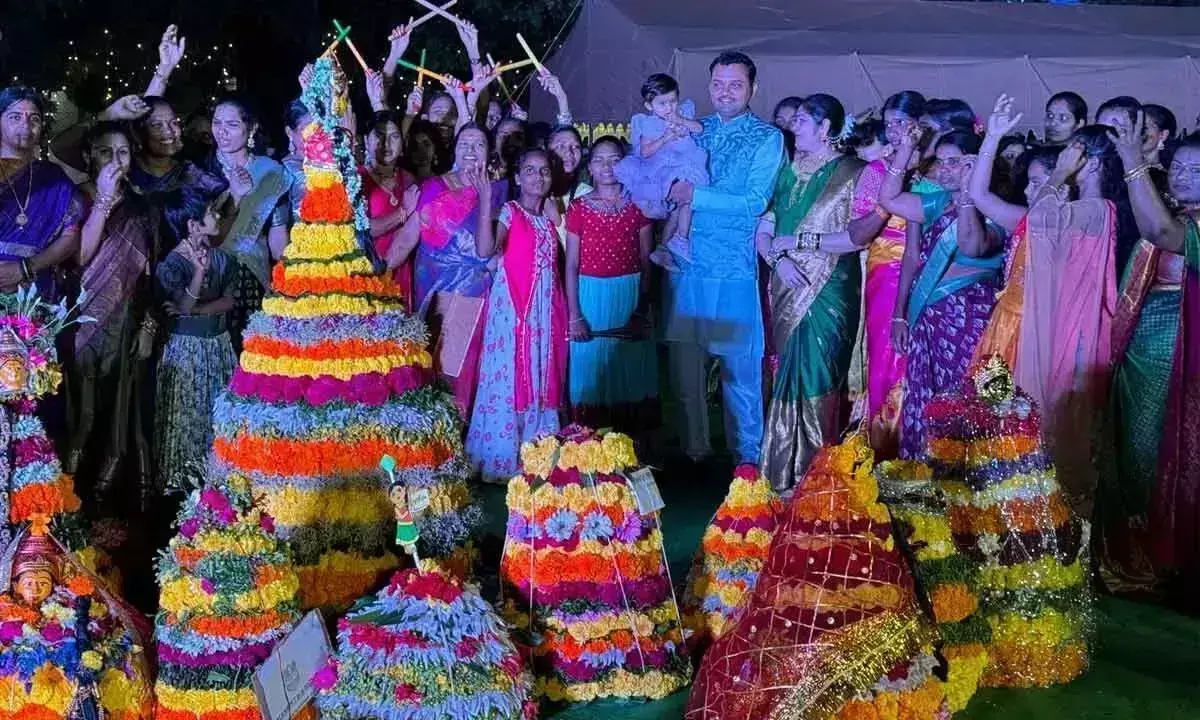 Police परेड ग्राउंड में भव्य बाथुकम्मा समारोह का आयोजन Police परेड ग्राउंड में भव्य बाथुकम्मा समारोह का आयोजन