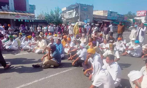 Jalandhar: धान खरीद न होने से नाराज किसानों ने यातायात जाम किया