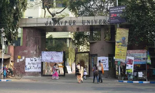 JU के प्रोफेसरों ने त्रिधारा सम्मेलन के बाहर छात्रों की गिरफ्तारी की निंदा की JU के प्रोफेसरों ने त्रिधारा सम्मेलन के बाहर छात्रों की गिरफ्तारी की निंदा की