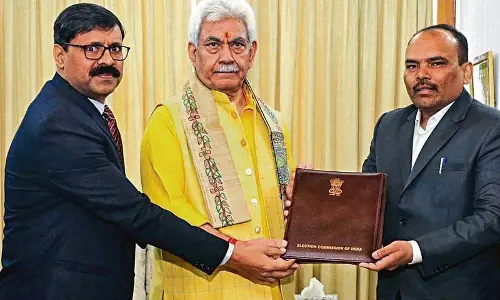 CEO ने जम्मू-कश्मीर के एलजी से मुलाकात की, निर्वाचित विधायकों के नाम सौंपे