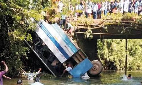 KSRTC बस नदी में गिरने से हादसा: परिवहन मंत्री ने कहा, ड्राइवर नहीं गिरा