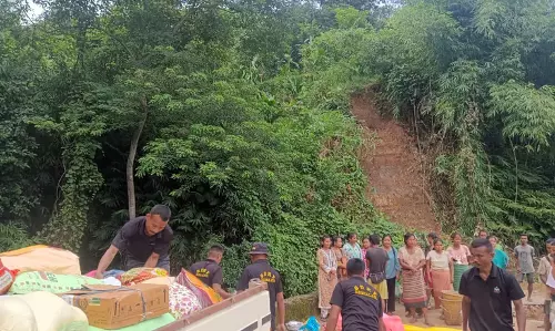 Meghalaya : एसडीआरएफ ने बाढ़ प्रभावित दालू ब्लॉक में राहत सहायता वितरित की