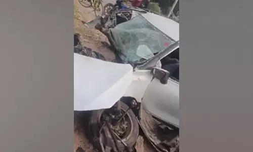 Gwalior में कार के सड़क डिवाइडर से टकराने से 3 की मौत, 2 घायल Gwalior में कार के सड़क डिवाइडर से टकराने से 3 की मौत, 2 घायल