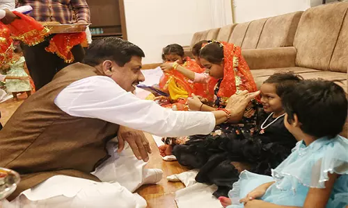 MP CM मोहन यादव ने महानवमी के मौके पर भोपाल में सीएम हाउस में कन्या पूजन किया MP CM मोहन यादव ने महानवमी के मौके पर भोपाल में सीएम हाउस में कन्या पूजन किया