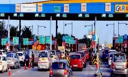 चौटुप्पल में NH-65 पर भारी त्योहारी भीड़ जारी है