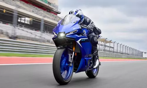 Yamaha R3 को मिला आधुनिक रूप: नया टीएफटी डिस्प्ले और आकर्षक डिजाइन Yamaha R3 को मिला आधुनिक रूप: नया टीएफटी डिस्प्ले और आकर्षक डिजाइन