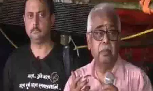 इंडियन मेडिकल एसोसिएशन के अध्यक्ष ने Kolkata में भूख हड़ताल पर बैठे जूनियर डॉक्टरों से मुलाकात की इंडियन मेडिकल एसोसिएशन के अध्यक्ष ने Kolkata में भूख हड़ताल पर बैठे जूनियर डॉक्टरों से मुलाकात की