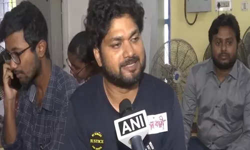 भूख हड़ताल पर बैठे जूनियर डॉक्टर ने Police पर धरना वापस लेने का दबाव बनाने का लगाया आरोप
