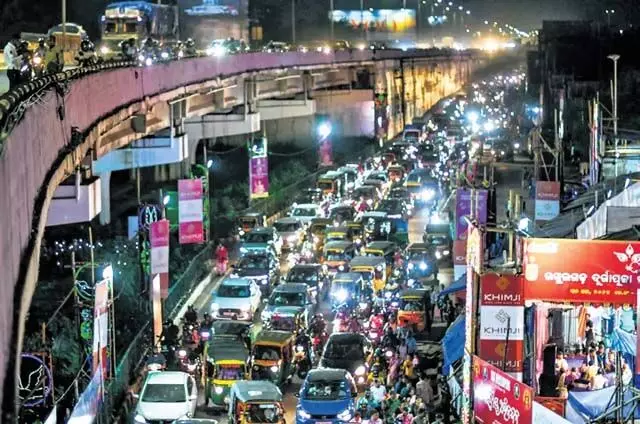 Bhubaneswar की सड़कों पर पूजा की भीड़ को प्रबंधित करने के लिए ऑपरेशन त्रिभुज