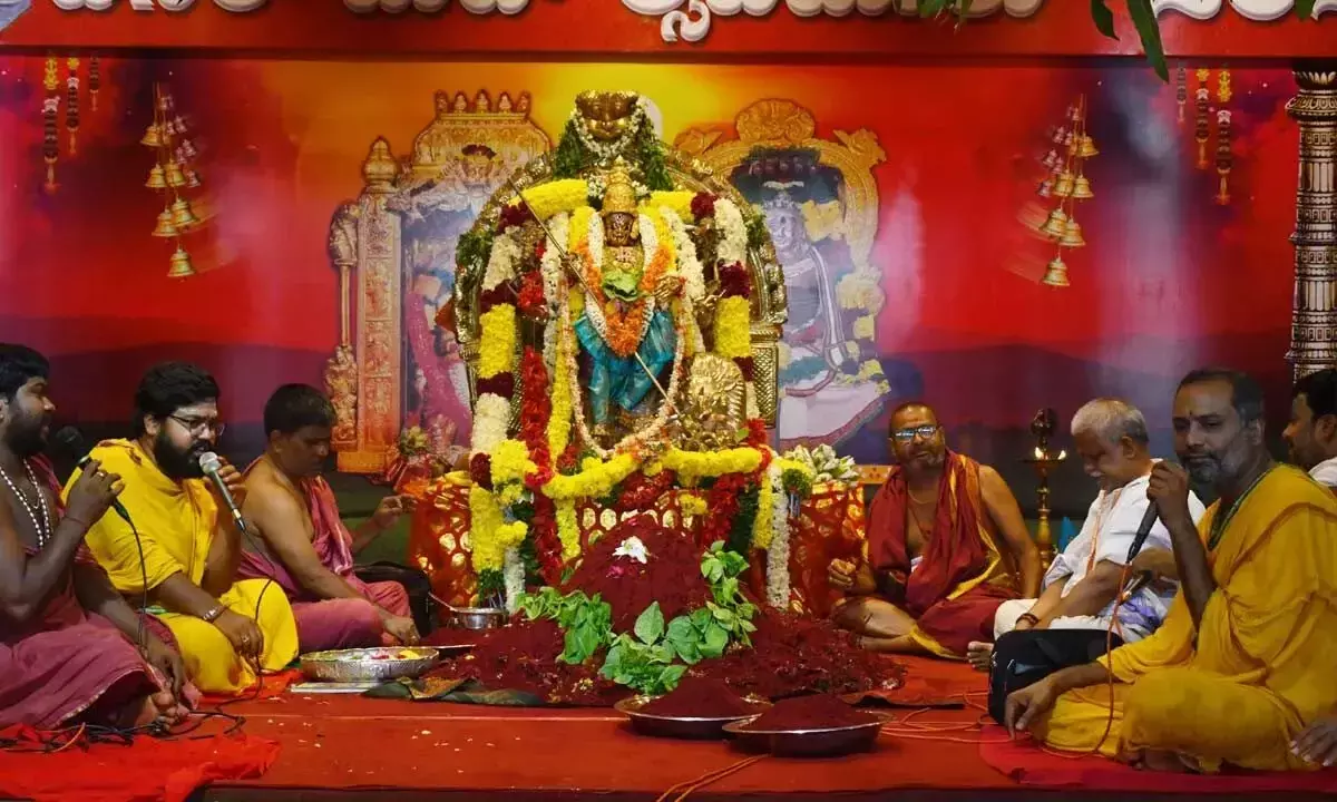 Andhra Pradesh: देवी महिषासुर मर्दिनी के रूप में दर्शन देती हैं