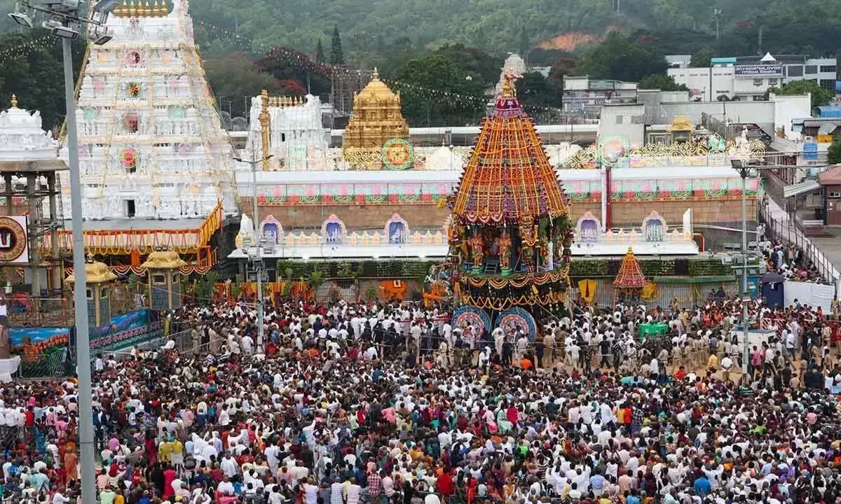 Andhra Pradesh: भगवान मलयप्पा विशाल रथ पर सवार