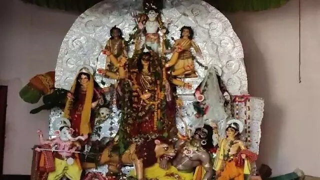 Jajpur में दुर्गा पूजा मंडप से 10 लाख रुपये के सोने-चांदी के आभूषण लूटे गए