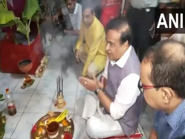 Assam CM ने गुवाहाटी विश्वविद्यालय के दुर्गा पूजा पंडाल का दौरा किया