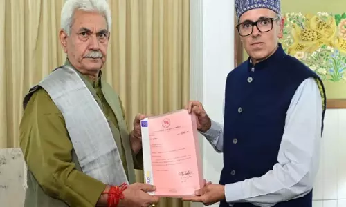 उमर ने एलजी मनोज सिन्हा से मुलाकात की, जम्मू-कश्मीर में सरकार बनाने का दावा पेश किया