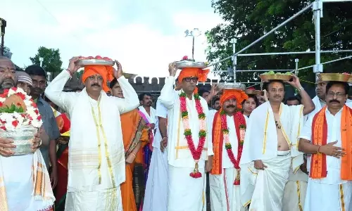 Andhra: मंत्री ने मल्लिकार्जुन स्वामी को रेशमी वस्त्र भेंट किया