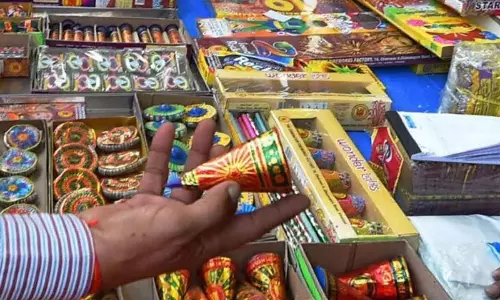 Telangana: पुलिस पटाखा दुकानों को लाइसेंस जारी करेगी Telangana: पुलिस पटाखा दुकानों को लाइसेंस जारी करेगी