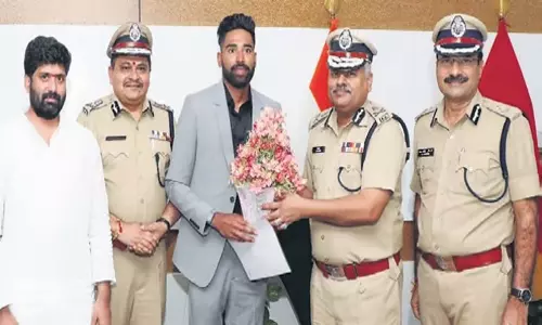 Hyderabad: क्रिकेटर सिराज ने हैदराबाद में पहनी डीएसपी कैप Hyderabad: क्रिकेटर सिराज ने हैदराबाद में पहनी डीएसपी कैप