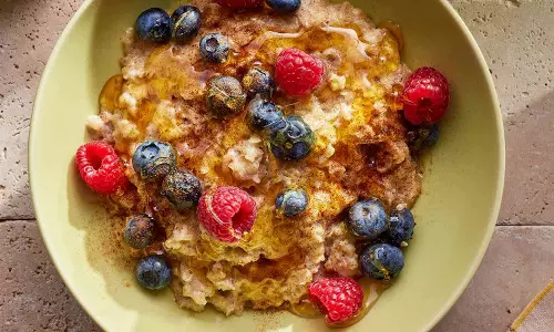 Breakfast के लिए बिना दूध का स्वादिष्ट ओट्स तैयार करे Breakfast के लिए बिना दूध का स्वादिष्ट ओट्स तैयार करे