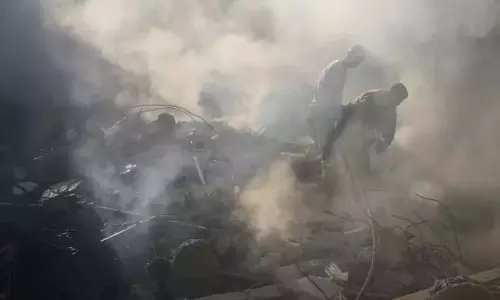 बेस पर हुए नए विस्फोटों के कारण दो शांति सैनिक घायल हो गए
