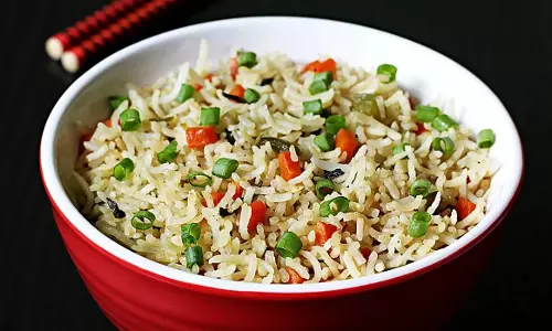 खुशबूदार फ्राइड राइस किसी रेस्टोरेंट की तरह ही तैयार करे खुशबूदार फ्राइड राइस किसी रेस्टोरेंट की तरह ही तैयार करे