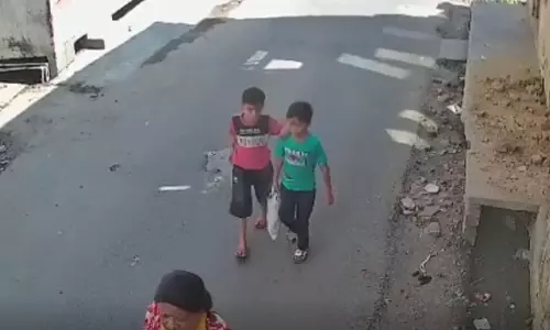 कुछ सेकेंड में बची दो मासूमों की जान, बहुत ही खतरनाक मंजर देखें कुछ सेकेंड में बची दो मासूमों की जान, बहुत ही खतरनाक मंजर देखें