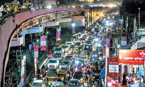 Bhubaneswar की सड़कों पर पूजा की भीड़ को प्रबंधित करने के लिए ऑपरेशन त्रिभुज Bhubaneswar की सड़कों पर पूजा की भीड़ को प्रबंधित करने के लिए ऑपरेशन त्रिभुज