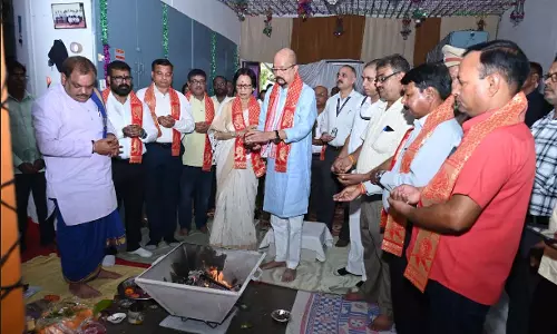 राज्यपाल डेका ने विजयादशमी पर शस्त्र पूजन और हवन किया राज्यपाल डेका ने विजयादशमी पर शस्त्र पूजन और हवन किया