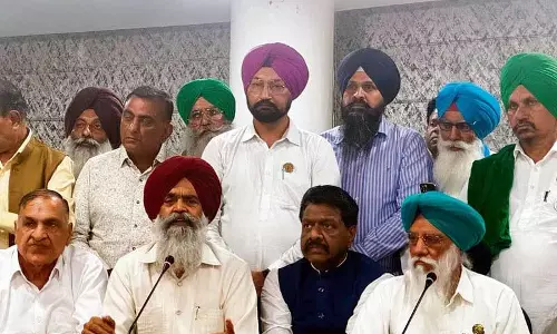 धीमी खरीद को लेकर आढ़तियों और मिल मालिकों ने SKM से हाथ मिलाया