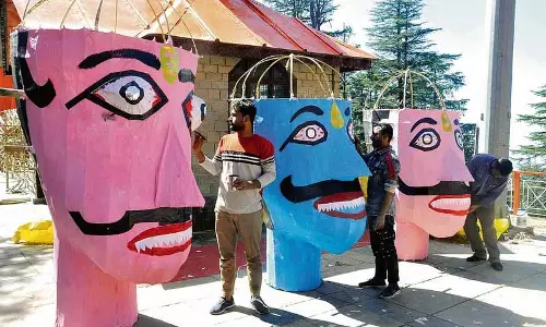 UP के मुस्लिम कारीगर शिमला में पुतले बनाते UP के मुस्लिम कारीगर शिमला में पुतले बनाते