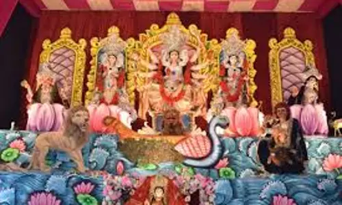 Varanasi: महाअष्टमी पर्व पर काशी में दिखा मिनी बंगाल का नजारा Varanasi: महाअष्टमी पर्व पर काशी में दिखा मिनी बंगाल का नजारा