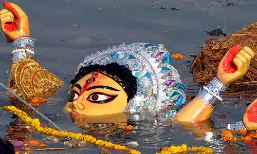दुर्गा विसर्जन के दौरान फैली करंट, 12 से अधिक लोग घायल
