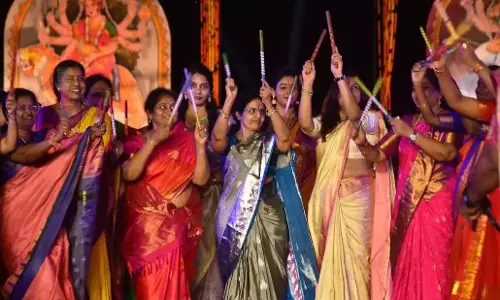 Andhra: कृष्णा नदी के तट पर नारी शक्ति विजयोत्सव की भव्य शुरुआत Andhra: कृष्णा नदी के तट पर नारी शक्ति विजयोत्सव की भव्य शुरुआत