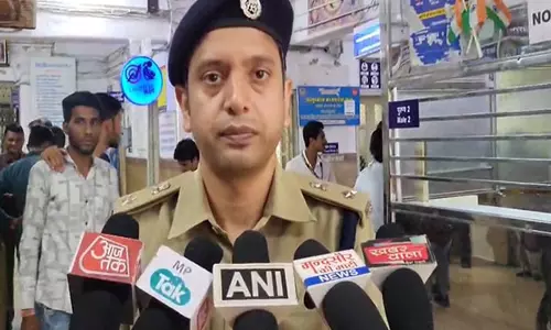Police की पूछताछ से बचने के लिए आरोपी ने खुद को मारी गोली, मंदसौर में हिरासत में लिया गया Police की पूछताछ से बचने के लिए आरोपी ने खुद को मारी गोली, मंदसौर में हिरासत में लिया गया